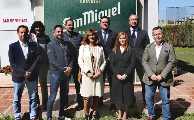 Imagen principal - En la primera imagen, La junta directiva de MAHOS junto a algunos de los representantes de San Miguel. En la segunda, Javier Frutos, Rebeca Fernández y Juanjo Madariaga. En la tercera, José Simón, Juanjo Madariaga y Fernando Martínez, en el acuerdo de MAHOS y Mahou San Miguel. 