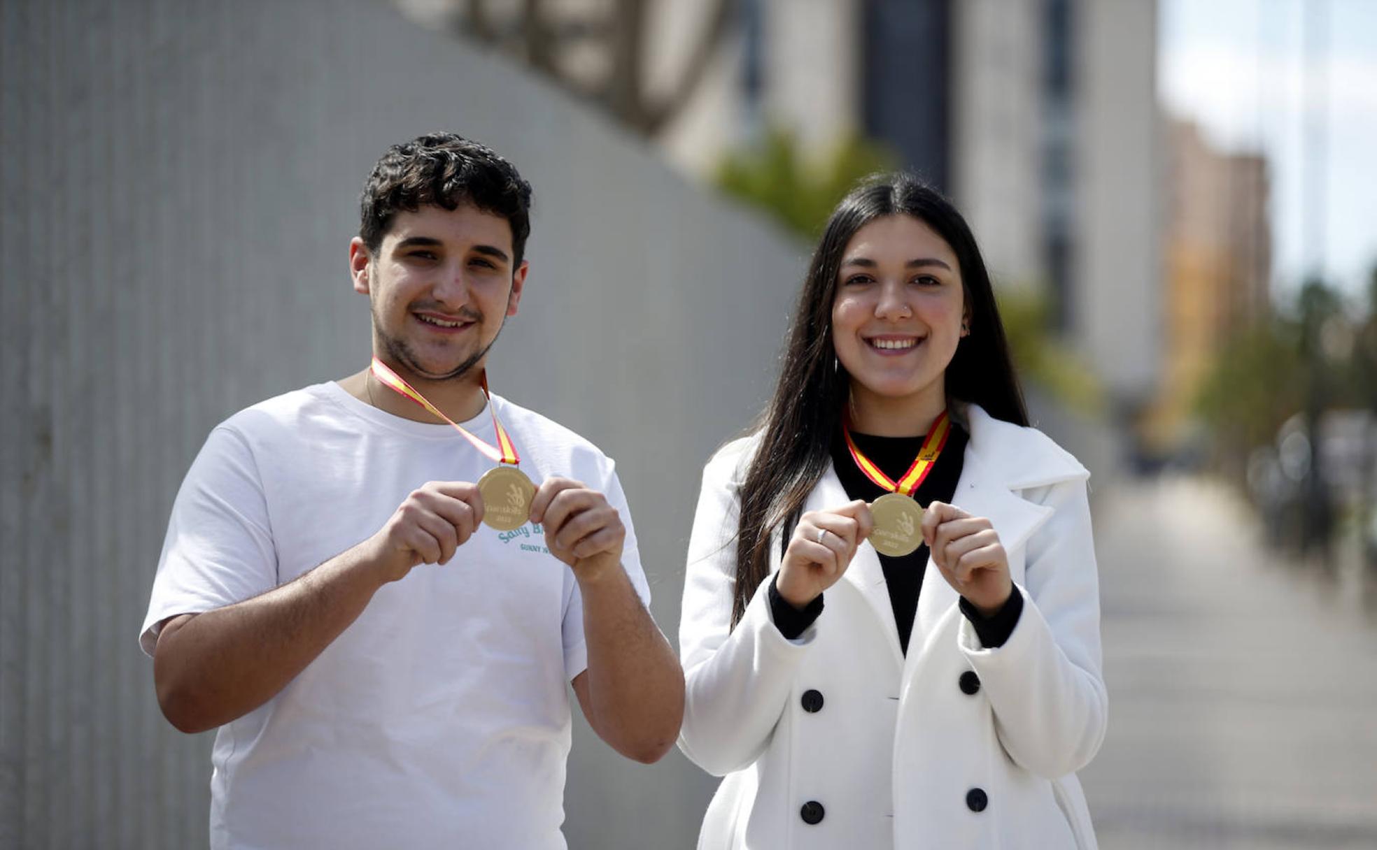 Javier López López y Lucía Cabrera Gallego, con sus medallas de oro. 