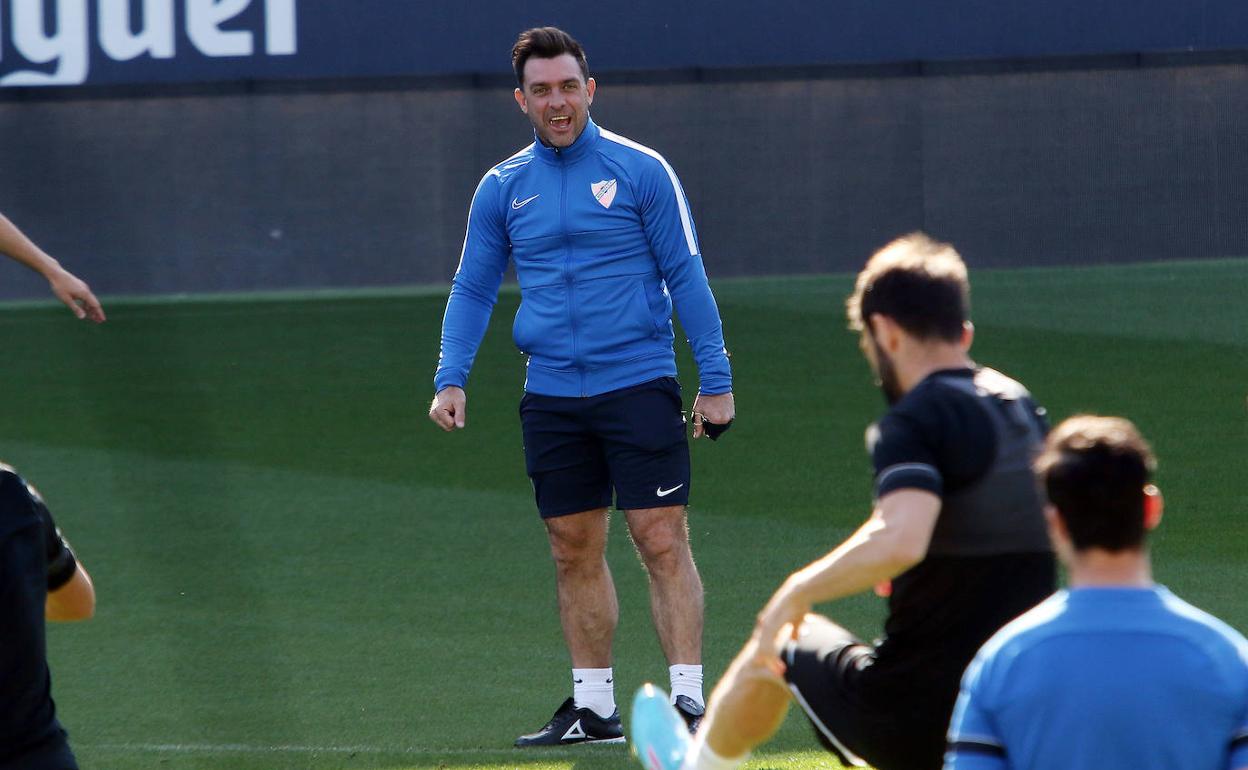 Pablo Guede, entrenador del Málaga, durante la sesión de trabajo de este viernes en La Rosaleda.