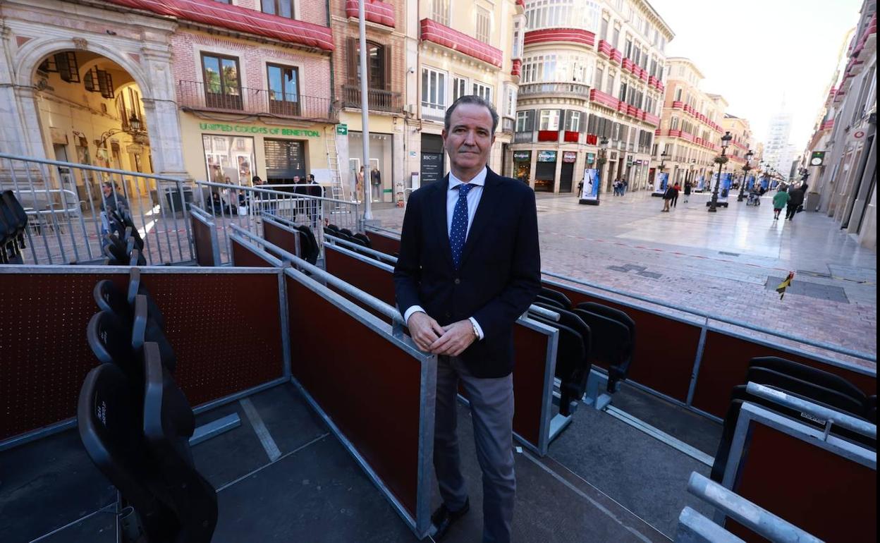 Atencia, antes de la entrevista, en la tribuna oficial de la plaza de la Constitución. 