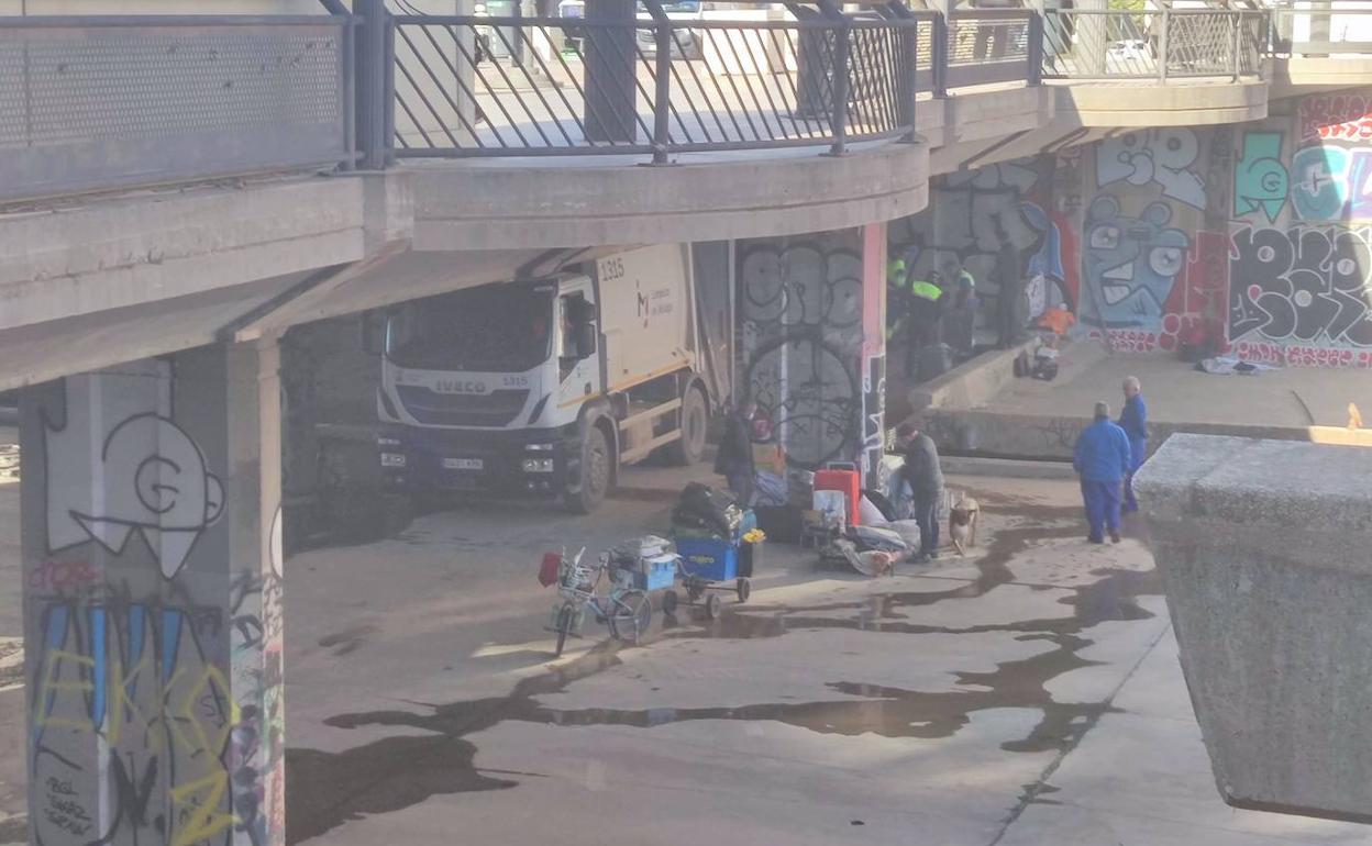 Desalojan a dos indigentes violentos asentados bajo el Puente de la Esperanza en Málaga