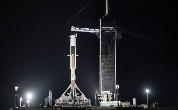 El cohete Falcon 9 de la misión Axiom-1 en la plataforma de despegue.