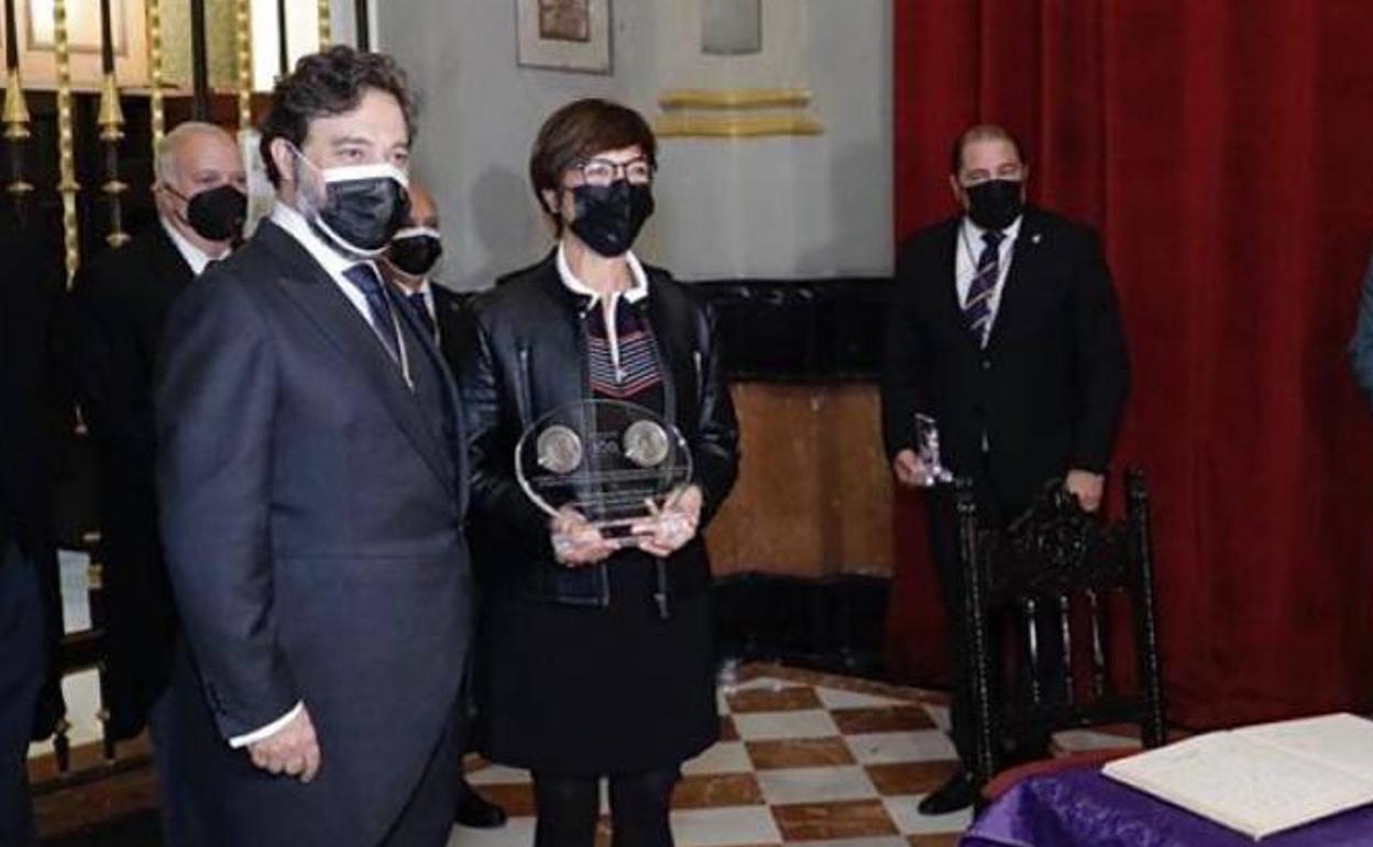 Gámez, junto al hermano mayor, Manuel Corcelles, el pasado octubre antes de la procesión magna.