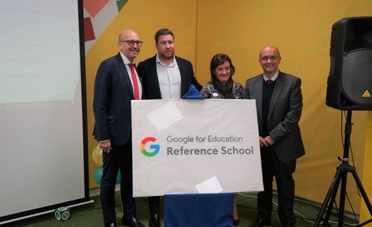 Jorge Gallardo, Gonzalo Romero, Francisca Cantos y Aurelio Caballero, junto a la placa conmemorativa. 