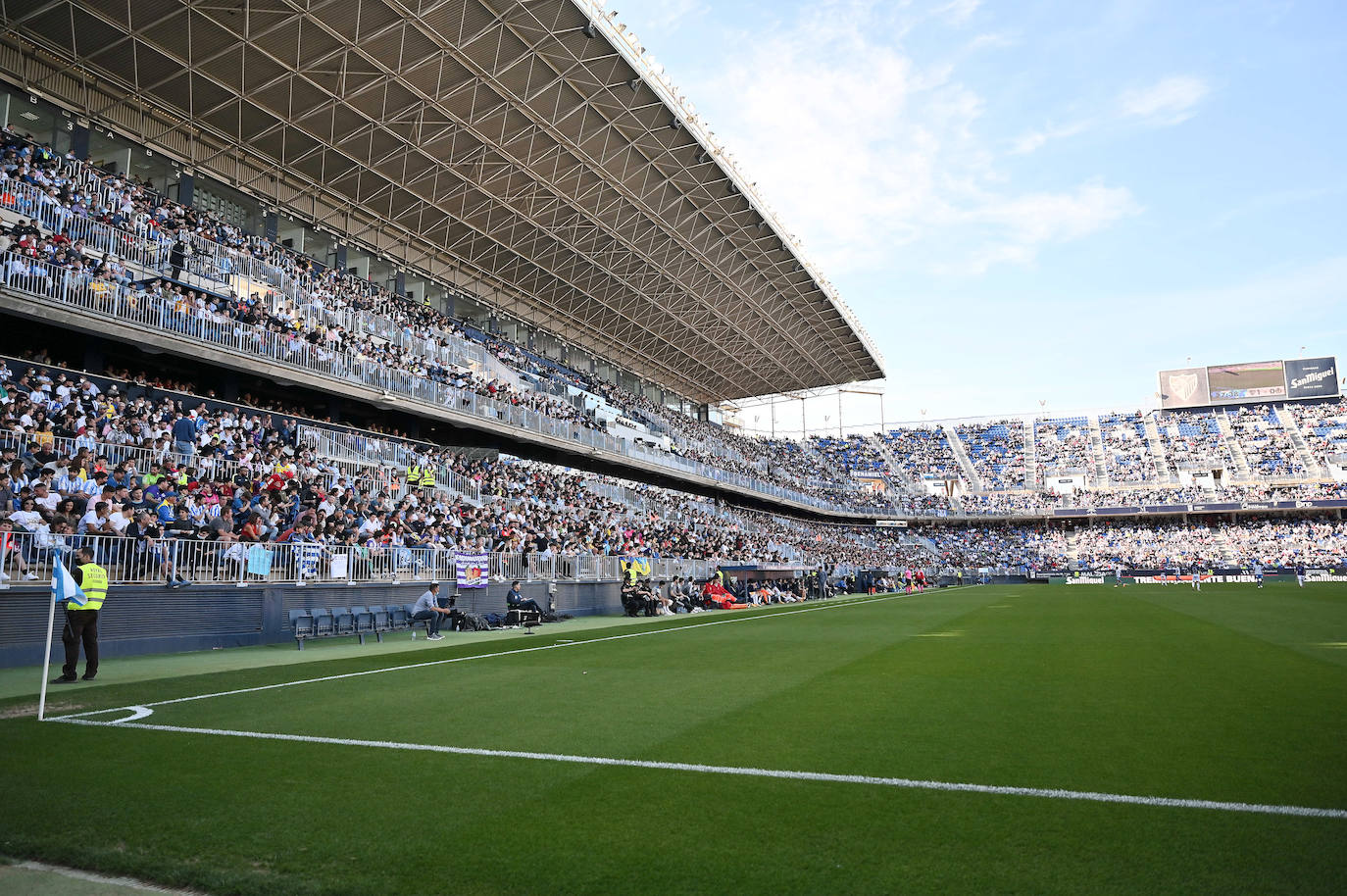 Hubo gran ambiente en el estreno de Guede en el banquillo 