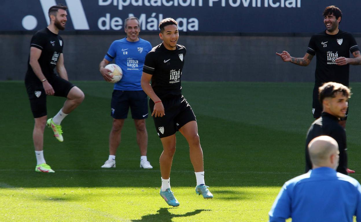 El delantero del Málaga, Loren Zúñiga, en el entrenamiento de ayer en La Rosaleda.