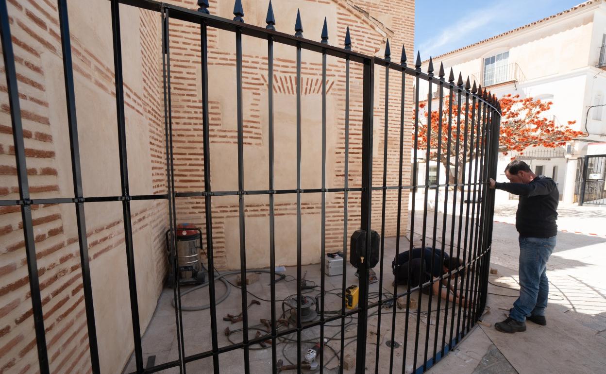 Imagen de la nueva valla instalada en la parte posterior de la ermita nerjeña para evitar actos vandálicos. 