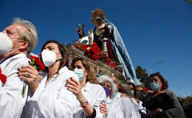 Profesionales sanitarios portando el trono.