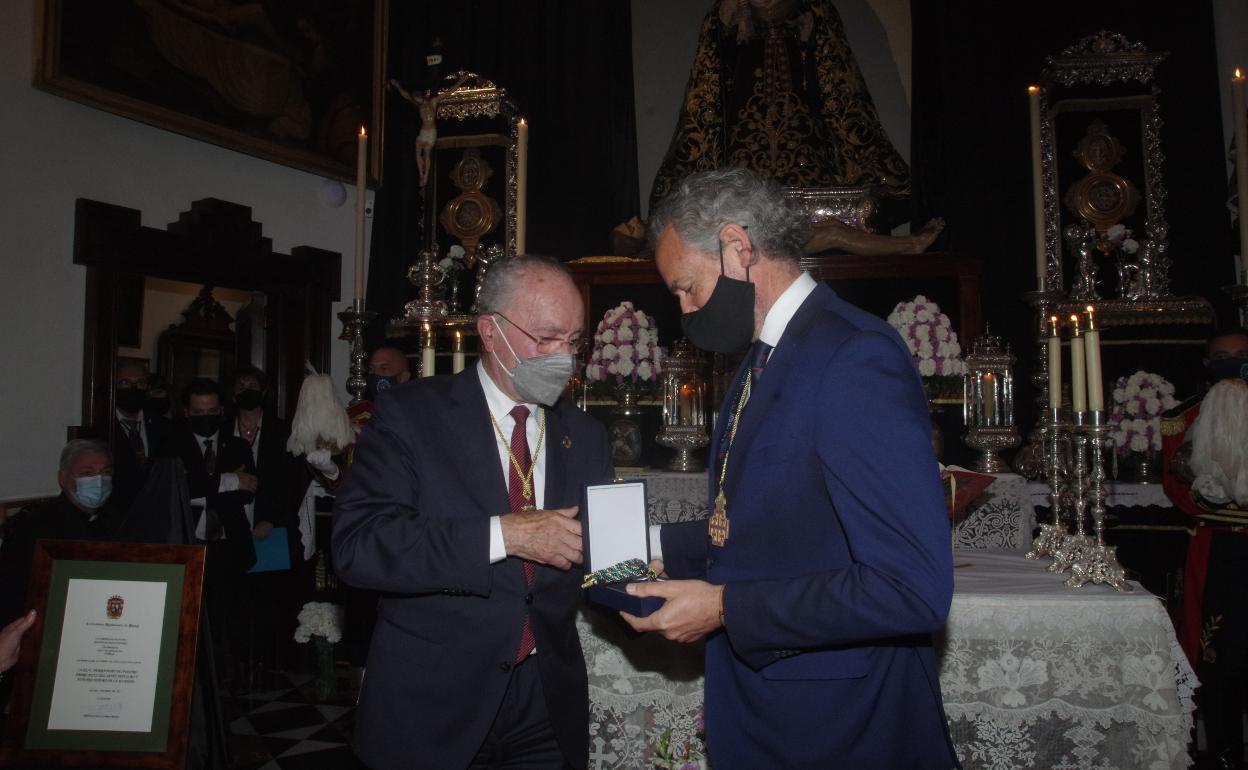 Francisco de la Torre ha entregado la Medalla de la Ciudad al hermano mayor del Sepulcro, Pablo Sánchez. 
