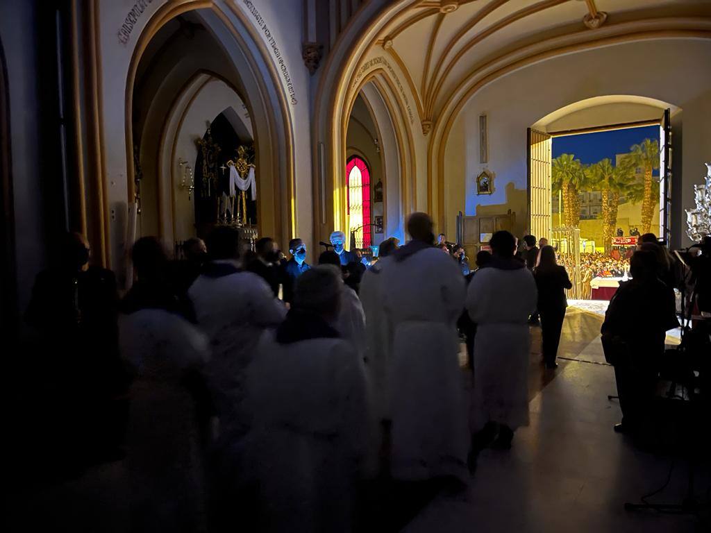 Las mejores imágenes de la tradicional misa del alba y posterior traslado del Cautivo y la Virgen de la Trinidad hasta su casa hermandad.