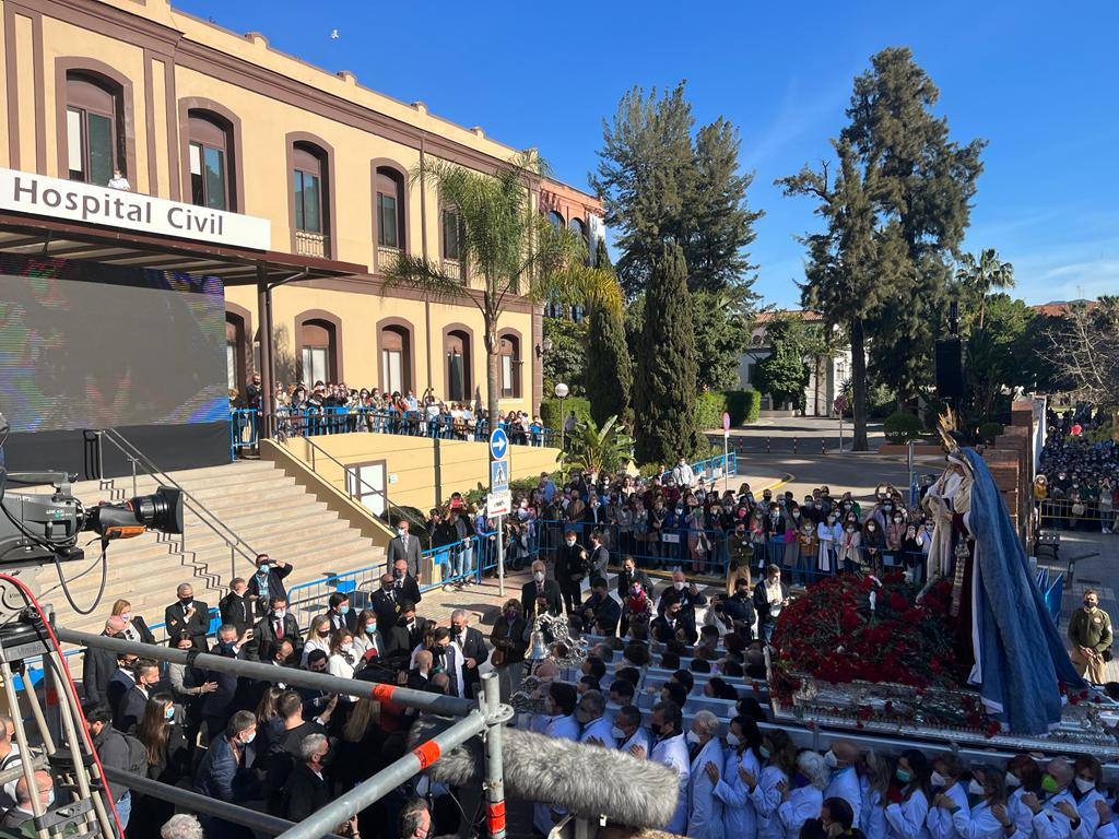 Las mejores imágenes de la tradicional misa del alba y posterior traslado del Cautivo y la Virgen de la Trinidad hasta su casa hermandad.