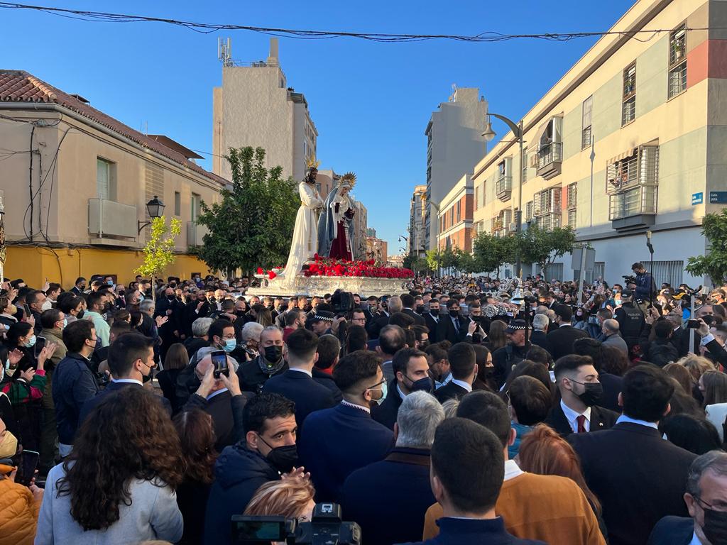 Las mejores imágenes de la tradicional misa del alba y posterior traslado del Cautivo y la Virgen de la Trinidad hasta su casa hermandad.