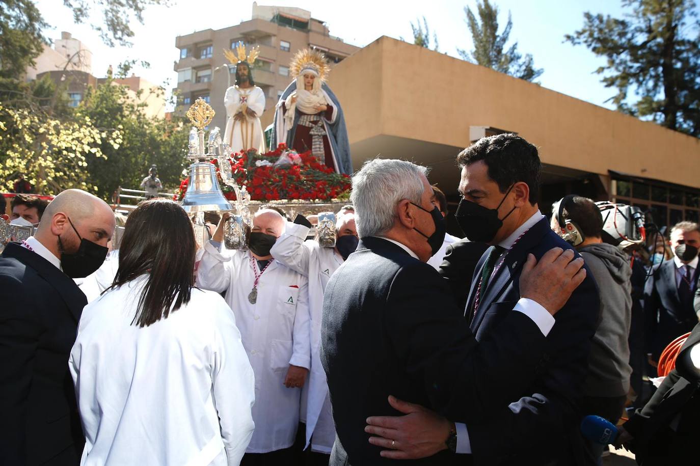 Las mejores imágenes de la tradicional misa del alba y posterior traslado del Cautivo y la Virgen de la Trinidad hasta su casa hermandad.