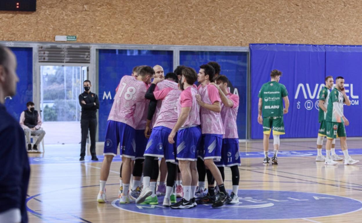 Los jugadores del Marbella hacen piña antes de un partido. 