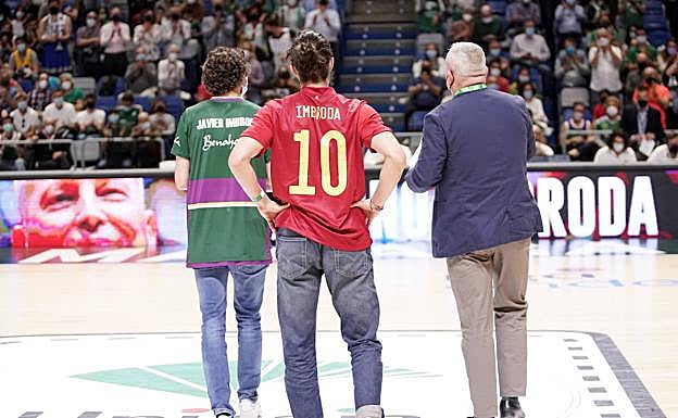 Imagen principal - El recuerdo a Javier Imbroda emociona al Martín Carpena