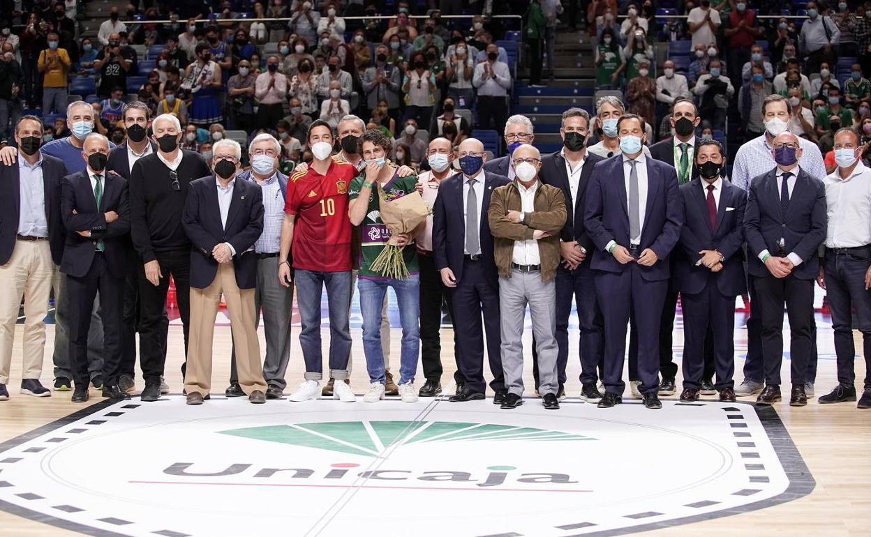 Amigos, compañeros y familiares de Javier Imbroda en la pista del Carpena. 