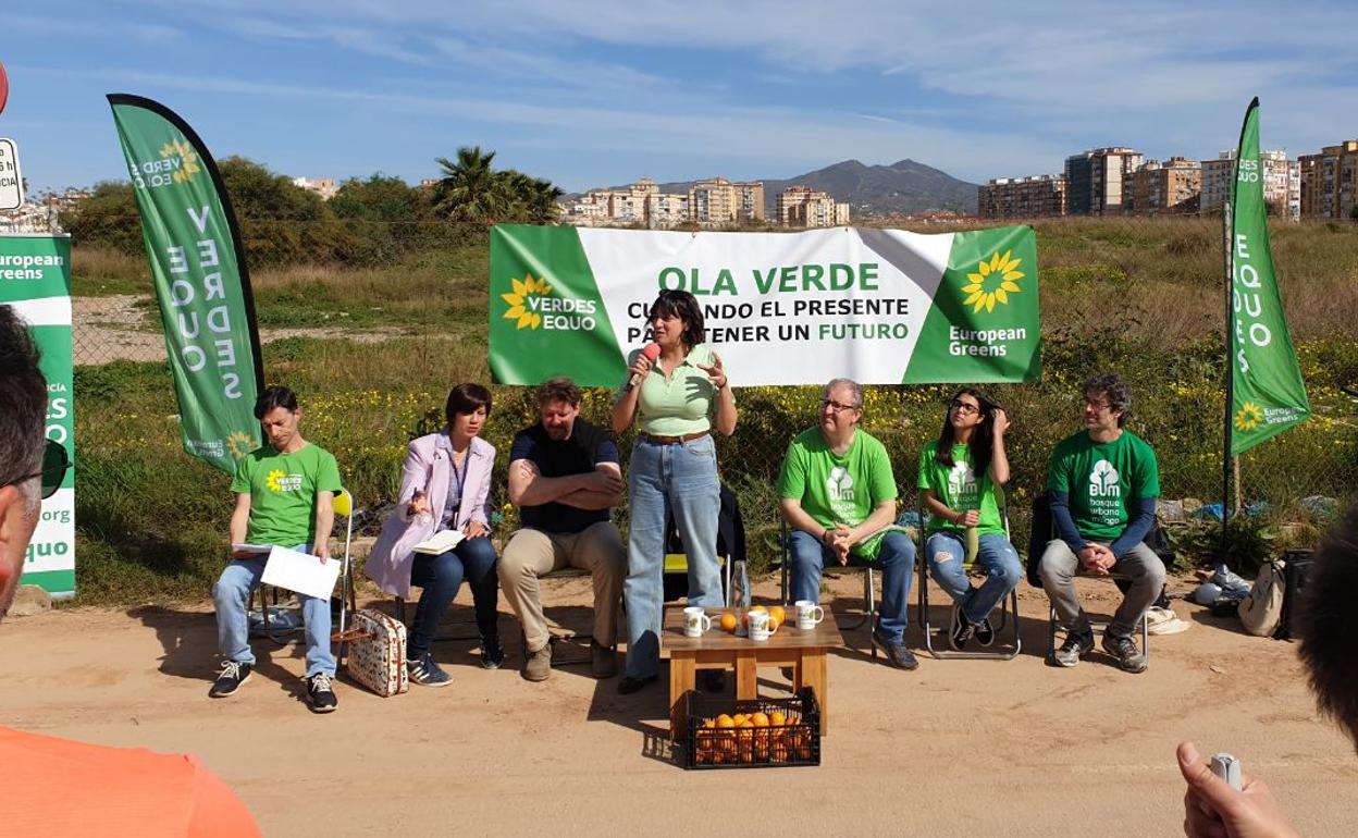 Participantes en el acto de hoy del Partido Verde Europeo y Equo en los terrenos de Repsol. 