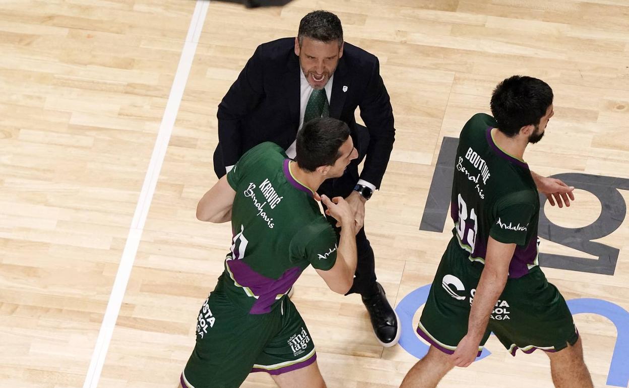 Ibon Navarro anima a Kravic durante el partido ante el Bilbao. 