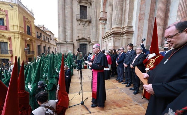 El obispo, Jesús Catalá, en su alocución ante los cofrades de Estudiantes este Lunes Santo. 