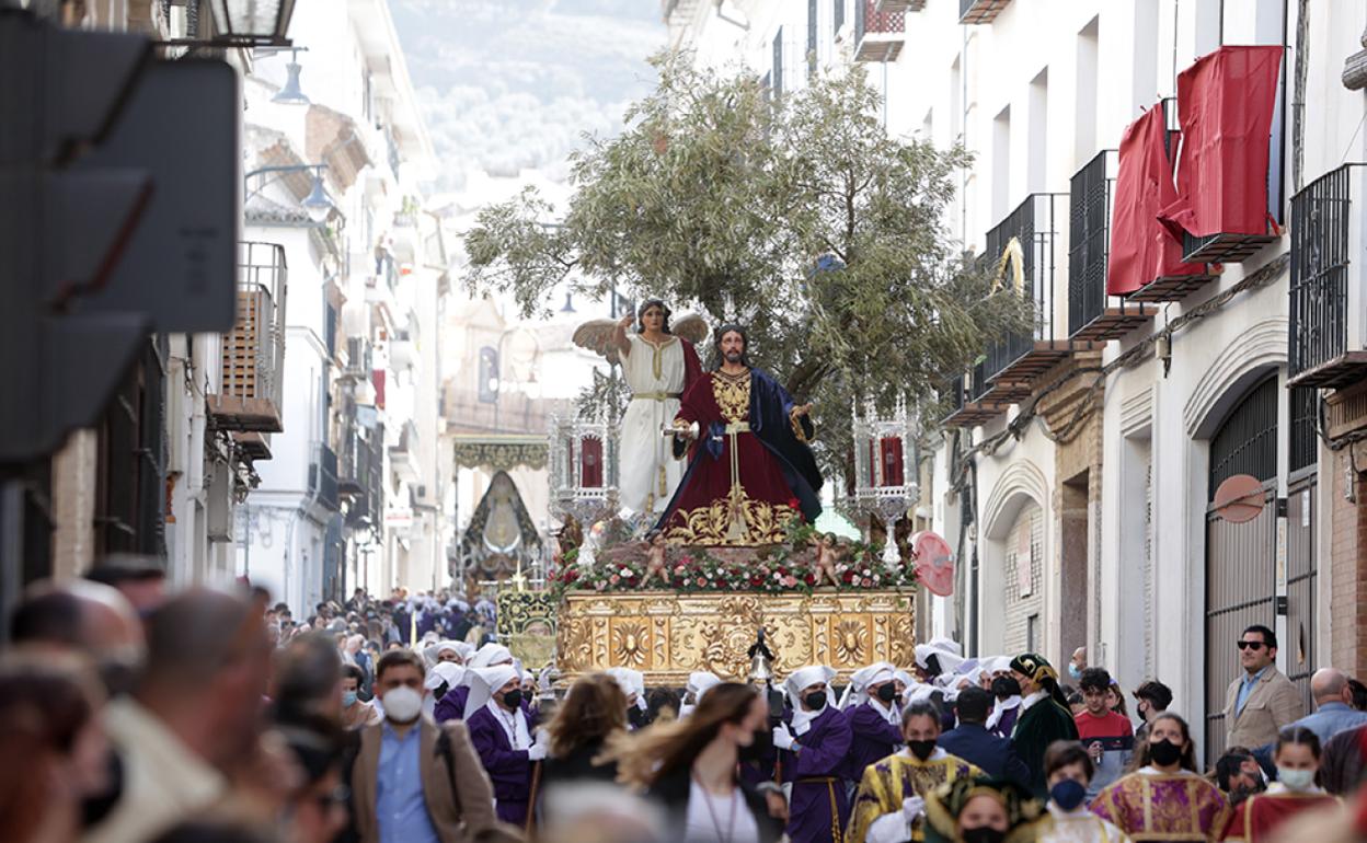 El Señor Orando en el Huerto de los Olivos y la Virgen de la Consolación y Esperanza por calle Encarnación. 