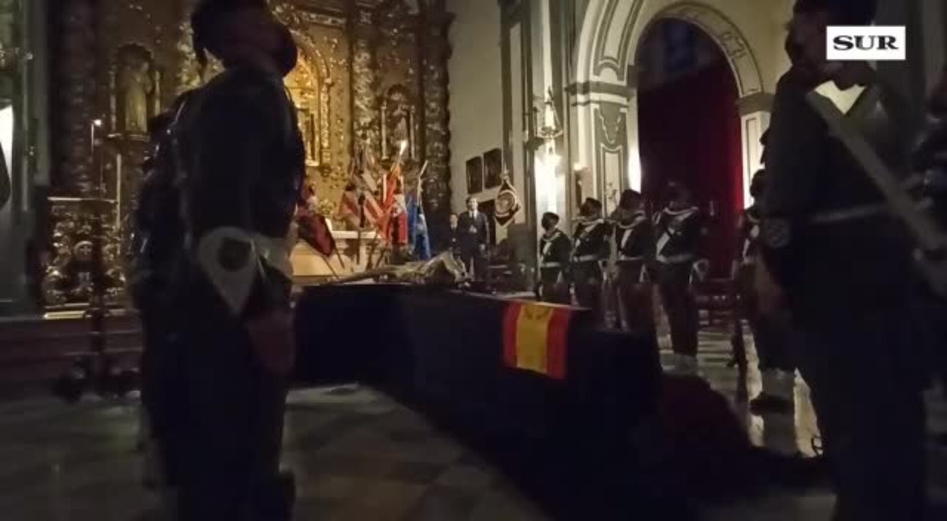 El actor Gonzalo Cortés canta el himno de los paracaidistas en San Juan