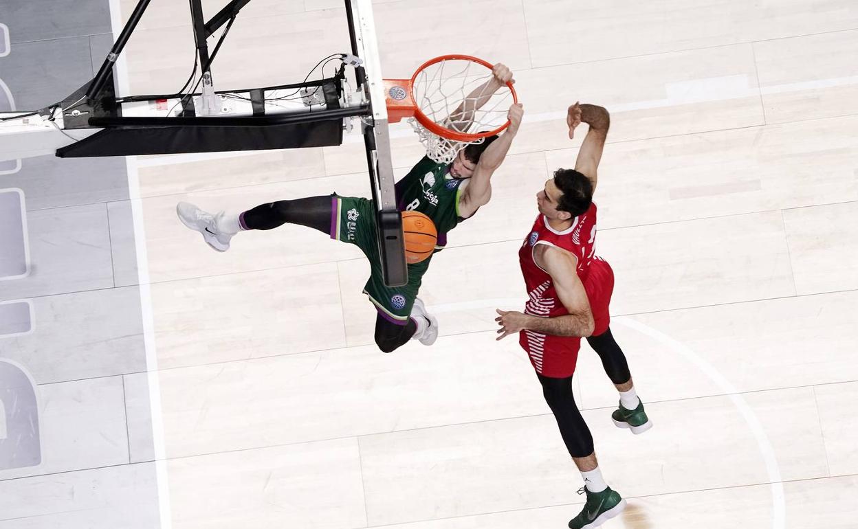 Brizuela se cuelga del aro ante Vaulet en una espectacular acción. 