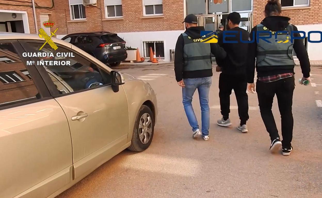 Los agentes trasladan al detenido a las dependencias de la Comandancia de Málaga. 