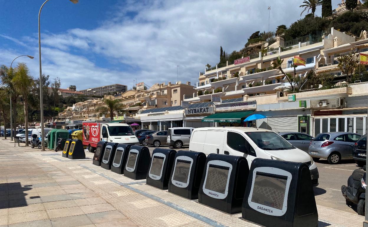 Imagen de los nuevos contenedores soterrados instalados en el paseo marítimo de la playa de Burriana. 