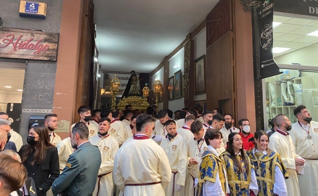 Imagen principal - Arriba, el Coronado de Espinas, antes de su salida; abajo a la izquierda, arco iris sobre la capital de la Axarquía, y a la derecha, la Virgen de los Dolores, en el 'tinglao' de la calle La Carrera, junto al Paseo Nuevo. 