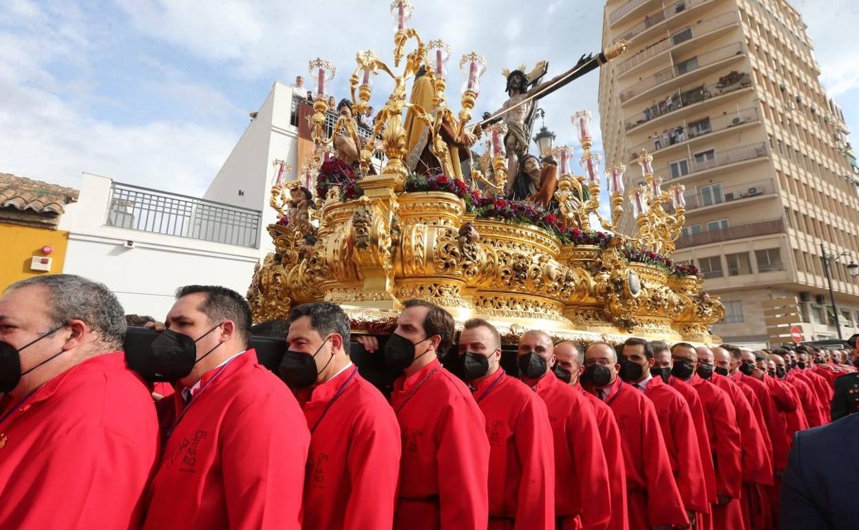 Moreno llevando al Cristo de la Exaltación en la procesión magna del 30 de octubre de 2021.