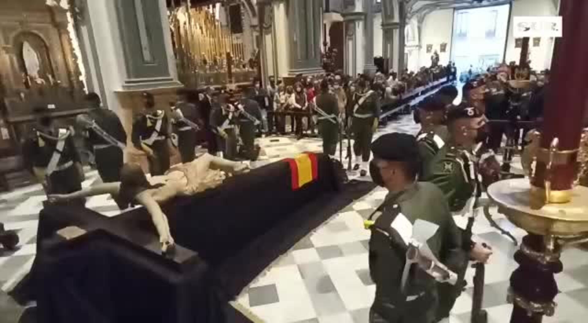 Guardia de los paracaidistas al Cristo de Ánimas y Ciegos