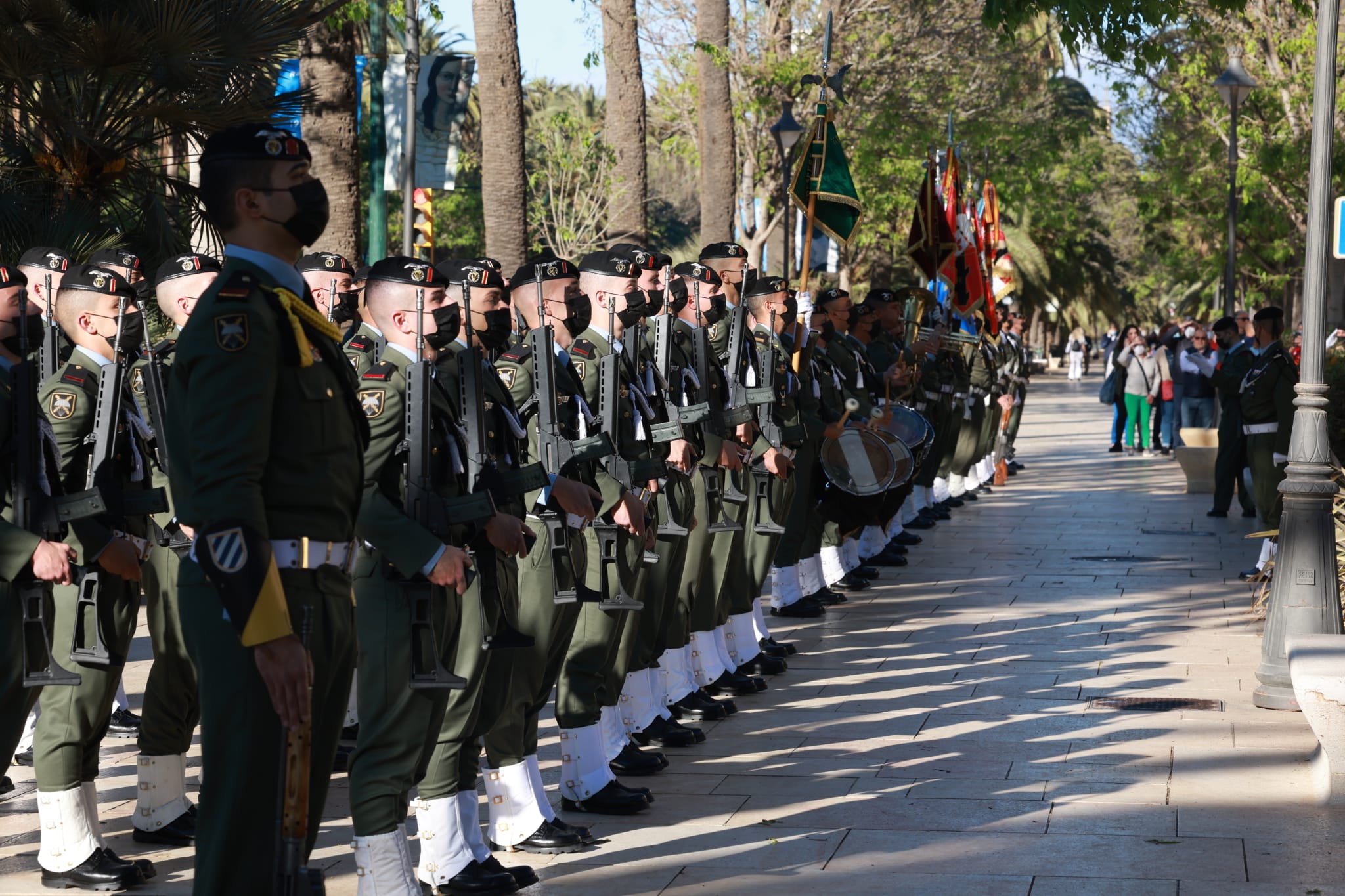 Desfile de la Brigada Paracaidista antes del desfile con Fusionadas este miércoles Santo