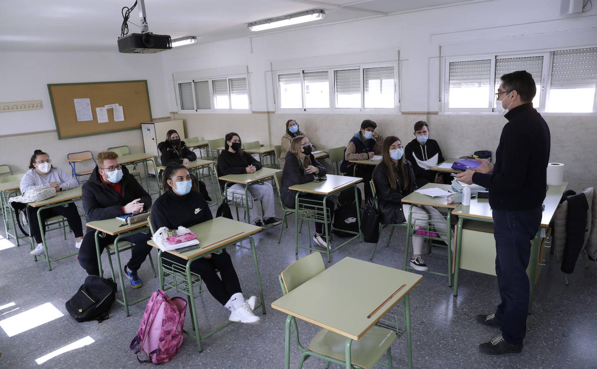 Una clase de segundo de Bachillerato en el Instituto Provincial de Educación Permanente, con el profesor de Matemáticas Diego Galán. 