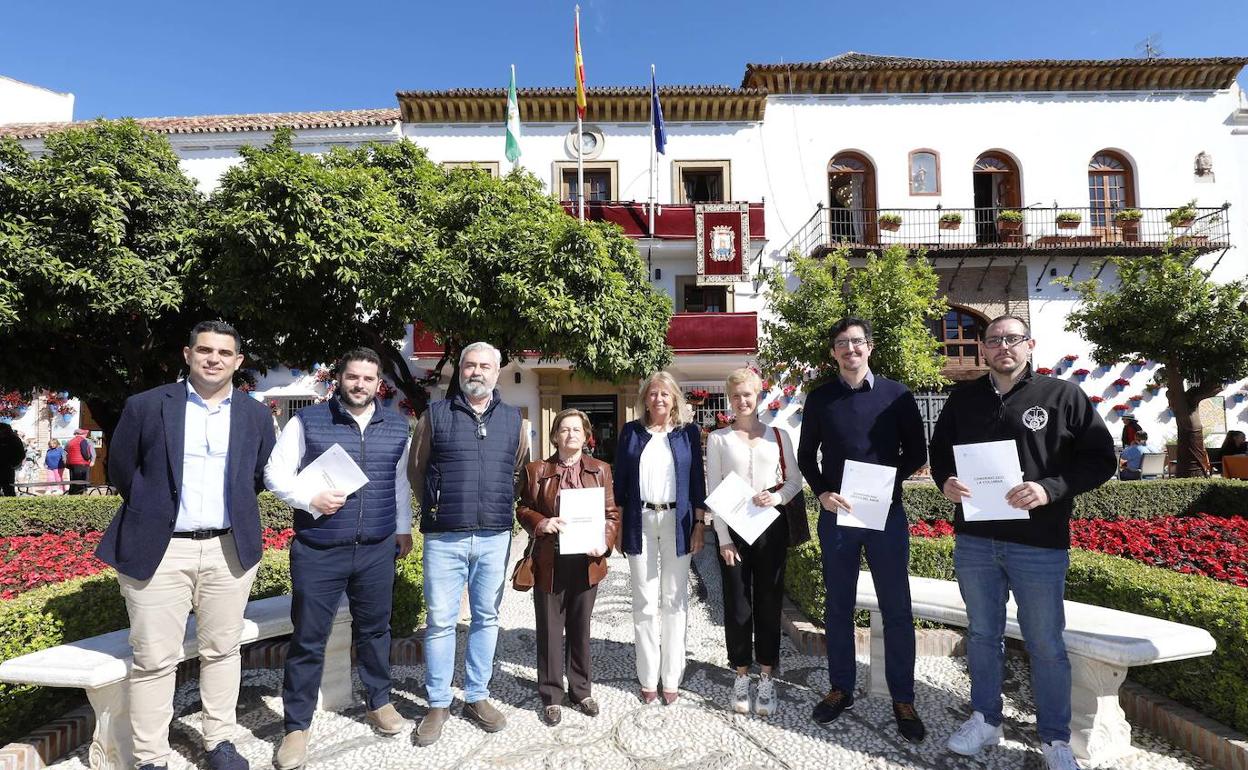 Los hermanos mayores de las siete cofradías con la alcaldesa, Ángeles Muñoz, en el centro. 