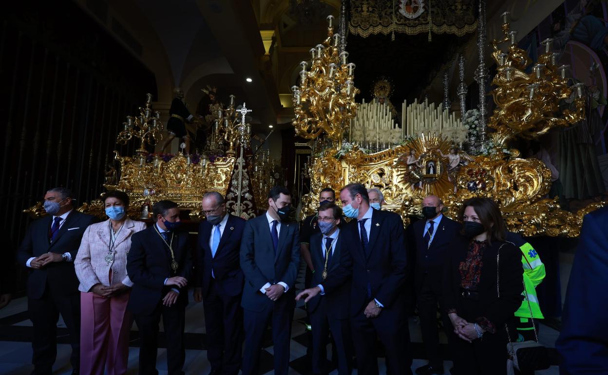 Juanma Moreno, en el centro, ha visitado este Miércoles Santo la Cofradía de La Paloma. 