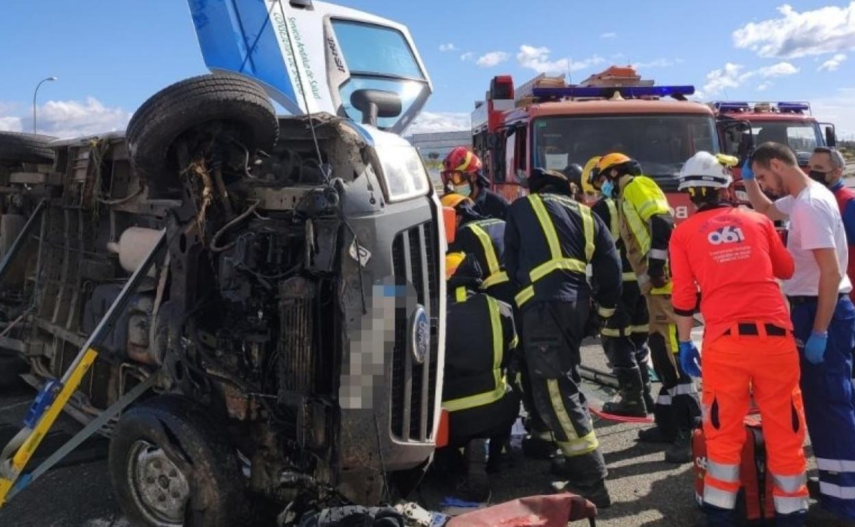 El vehículo siniestrado y los efectivos en la zona.
