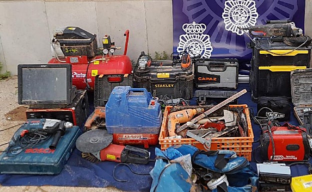 Herramientas recuperadas por los policías nacionales. 