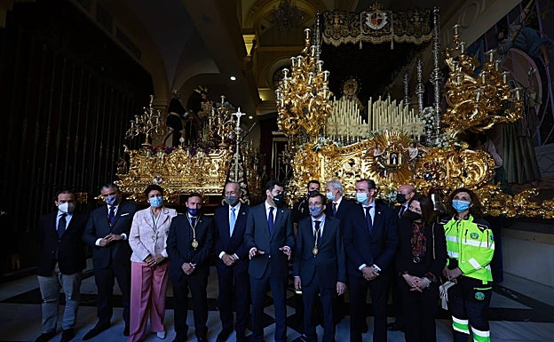 Políticos y cofrades, delante de los tronos. 