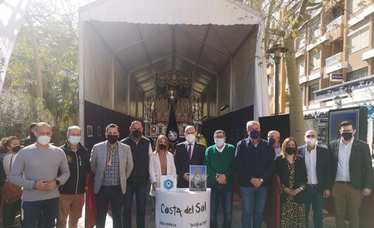 Autoridades, en la inauguración de la muestra en el paseo de Larios de Torre del Mar. 