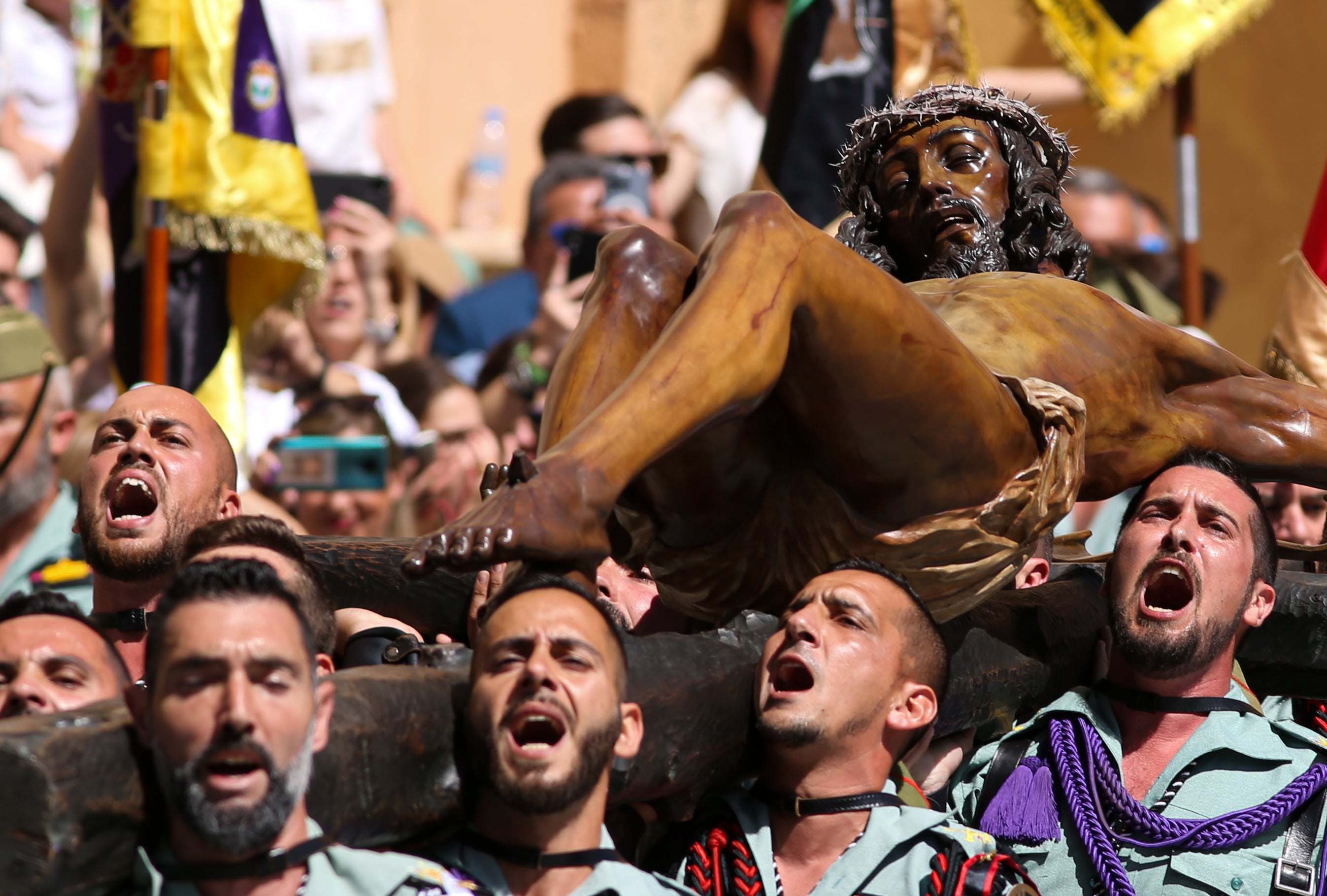 Las tropas han bajado del buque Contramaestre Casado en una nueva ubicación en el Puerto de Málaga