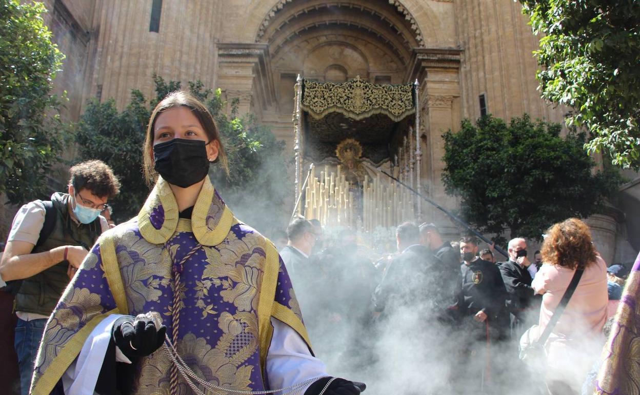 Salida de la Virgen de las Penas desde la Catedral. 