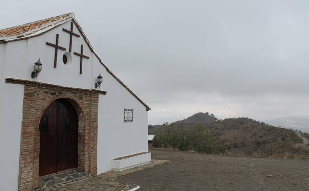 La ermita de las Tres Cruces se encuentra en la confluencia de Almogía, Álora y Cártama.