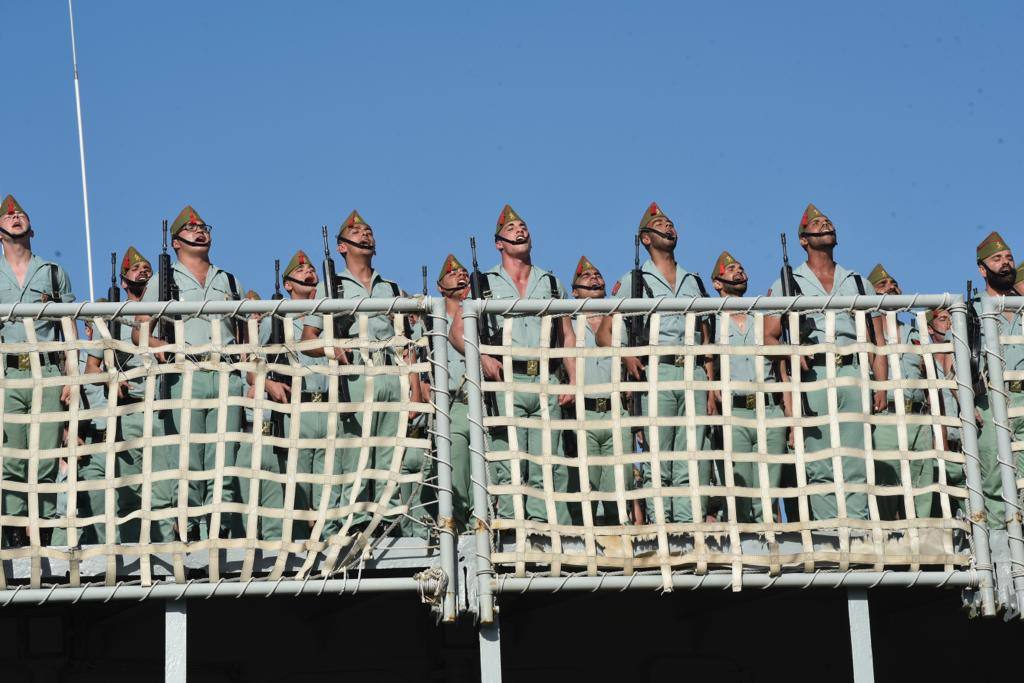 Las tropas han bajado del buque Contramaestre Casado en una nueva ubicación en el Puerto de Málaga