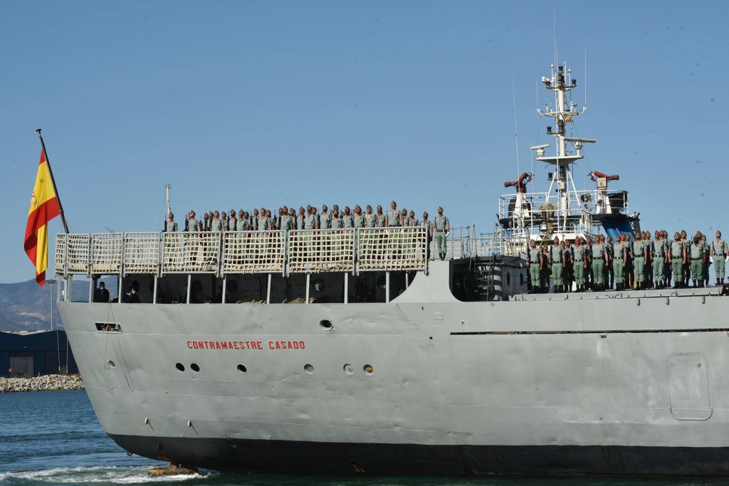 Las tropas han bajado del buque Contramaestre Casado en una nueva ubicación en el Puerto de Málaga