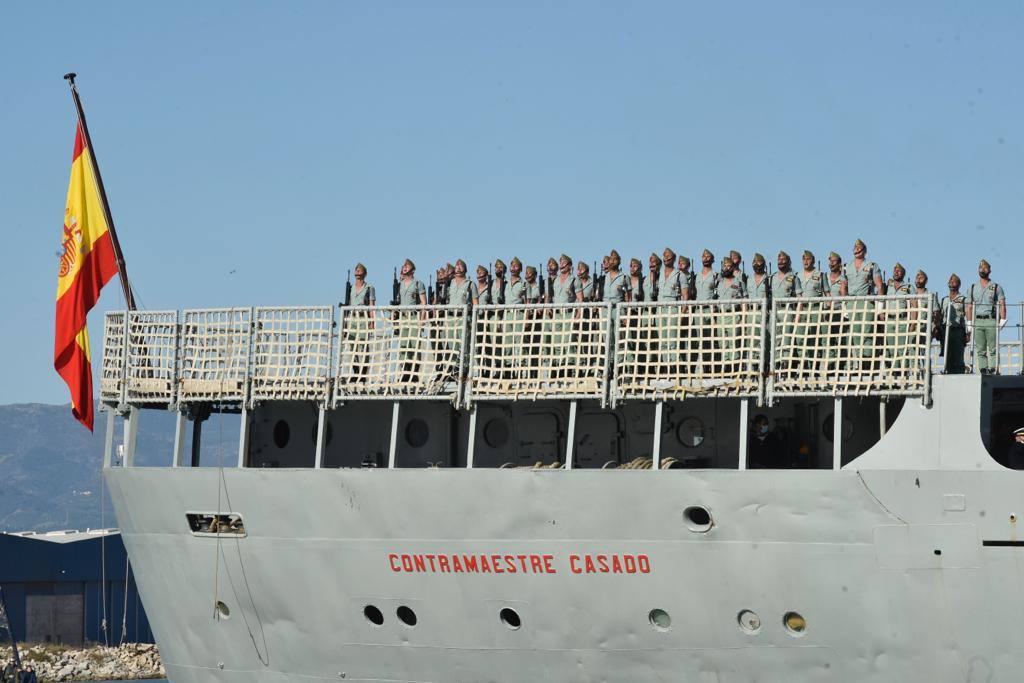 Las tropas han bajado del buque Contramaestre Casado en una nueva ubicación en el Puerto de Málaga