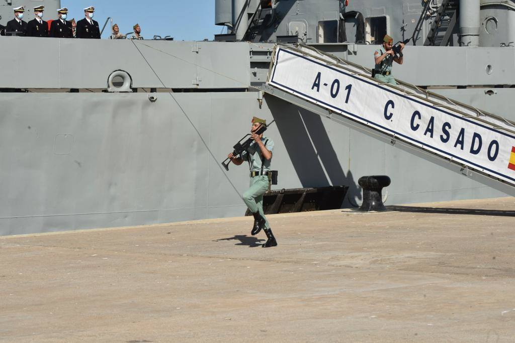 Las tropas han bajado del buque Contramaestre Casado en una nueva ubicación en el Puerto de Málaga