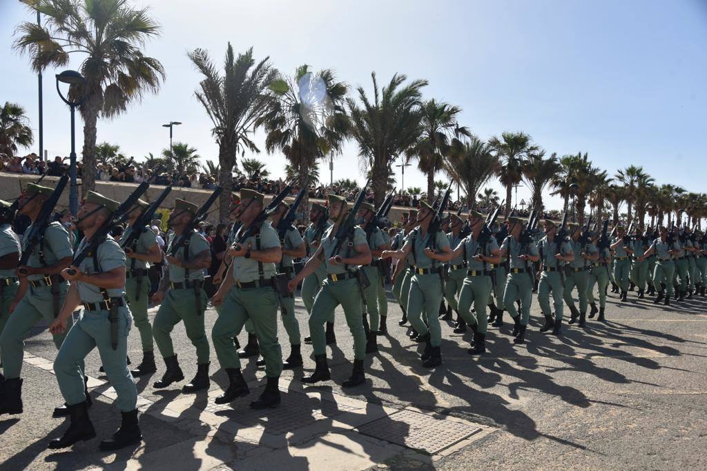 Las tropas han bajado del buque Contramaestre Casado en una nueva ubicación en el Puerto de Málaga