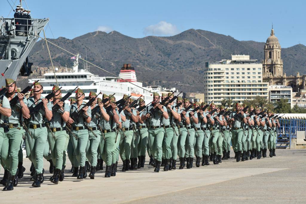 Las tropas han bajado del buque Contramaestre Casado en una nueva ubicación en el Puerto de Málaga