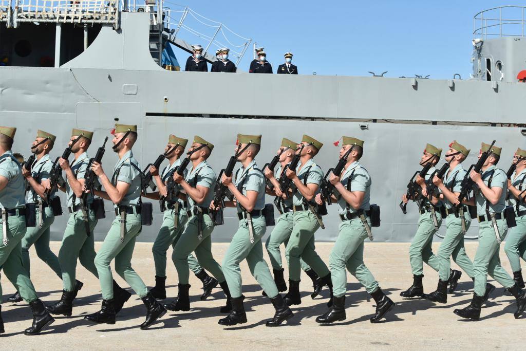 Las tropas han bajado del buque Contramaestre Casado en una nueva ubicación en el Puerto de Málaga