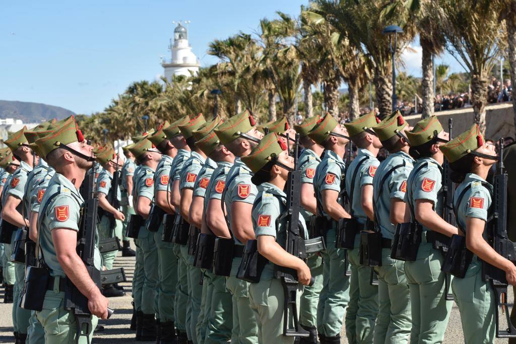 Las tropas han bajado del buque Contramaestre Casado en una nueva ubicación en el Puerto de Málaga